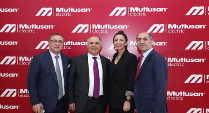 melek-sinem-kacmaz-mutlusan-aile-gorseli